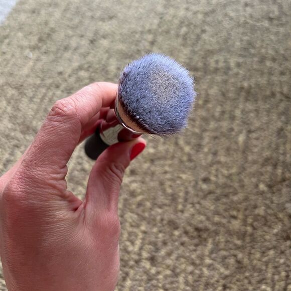 It cosmetics Flat Top Buffing Foundation Brush - Picture 3 of 5